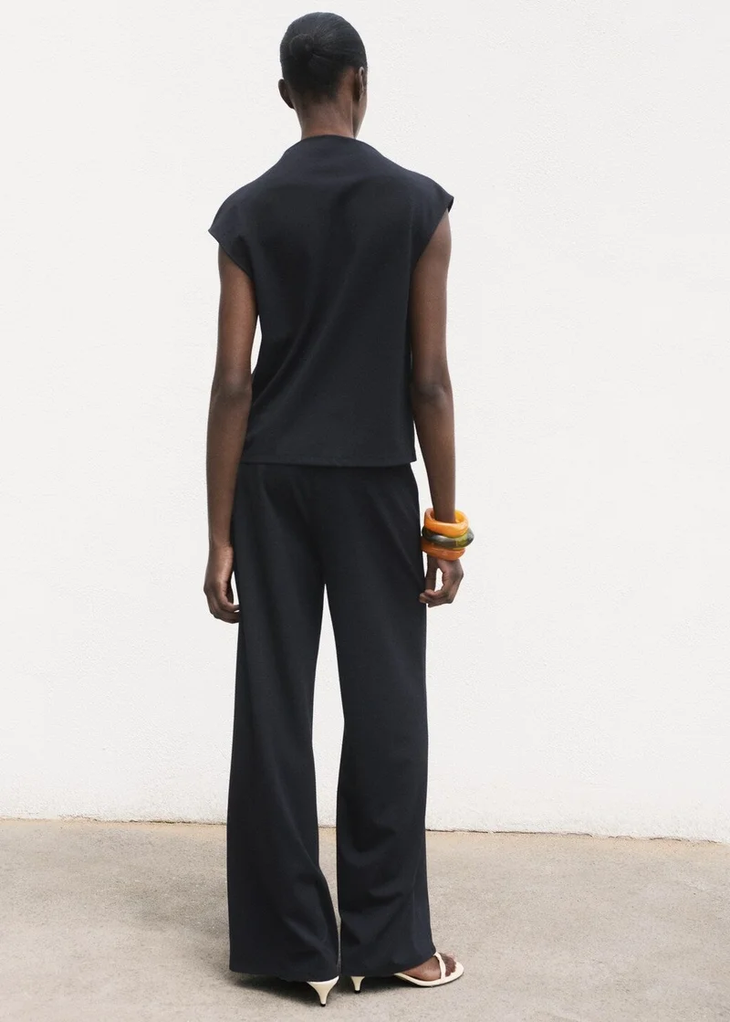 مانجو تيشيرت بياقة غير متماثلة مجعدة